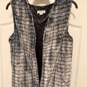 Beautiful Faux Fur Vest in Silvery-Gray- - - Weekend Love - - - size Small